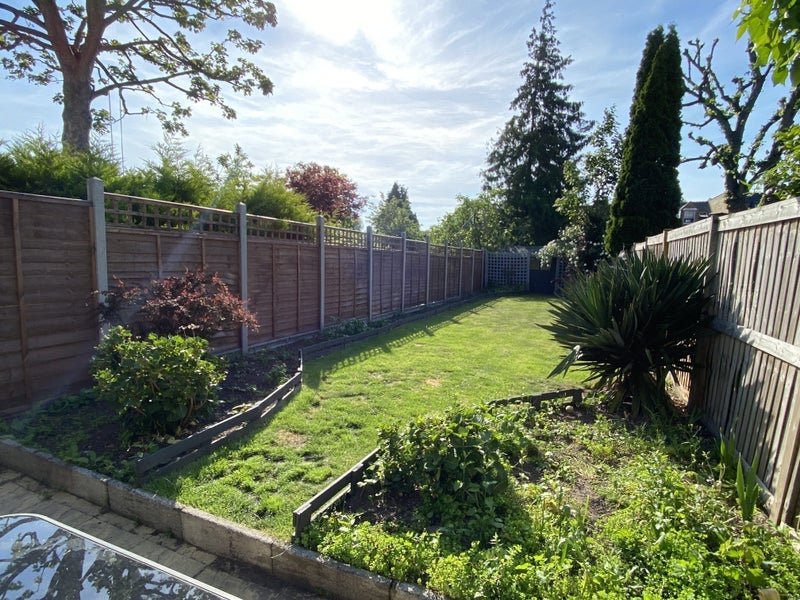 Flat Garratt Lane in Greater London