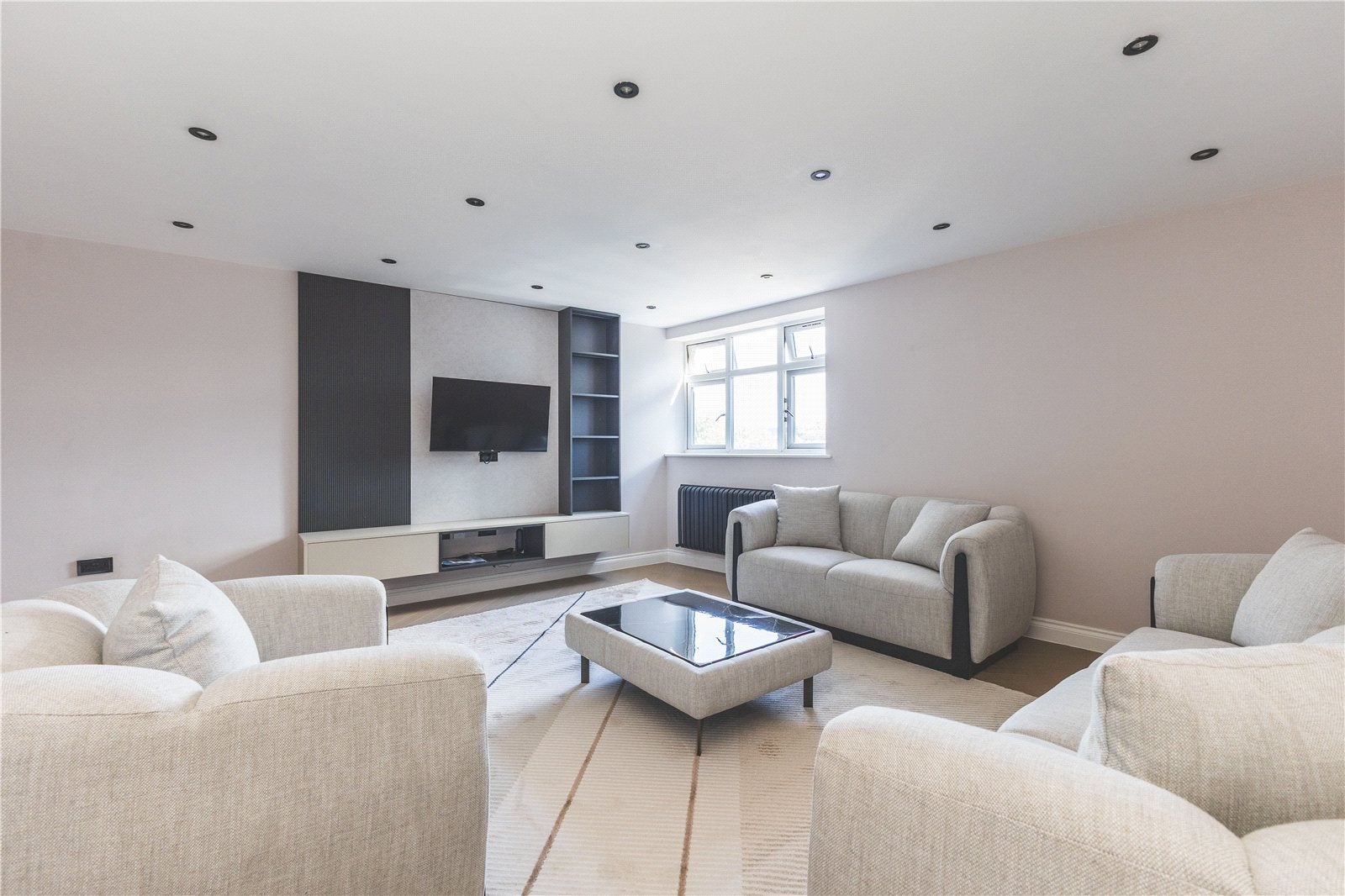 Flat Philpot Street in Greater London