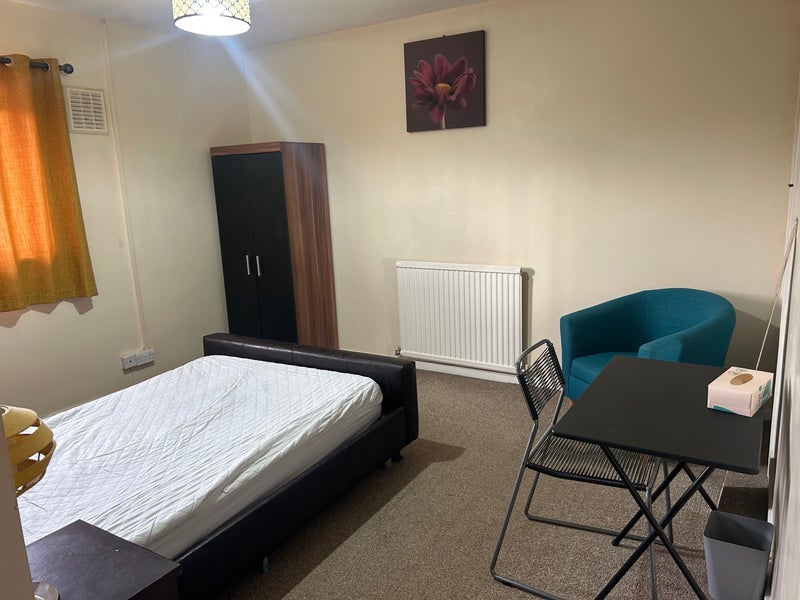 Room Sheppard Road in Bristol