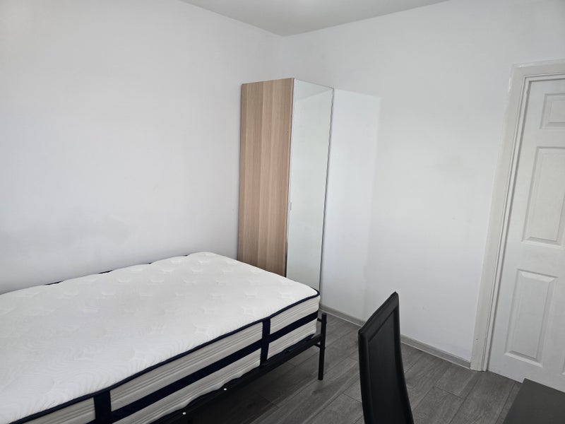 Room Central Road in Greater London