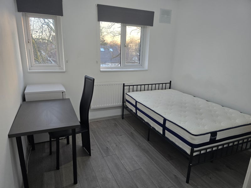 Flat Central Road in Greater London