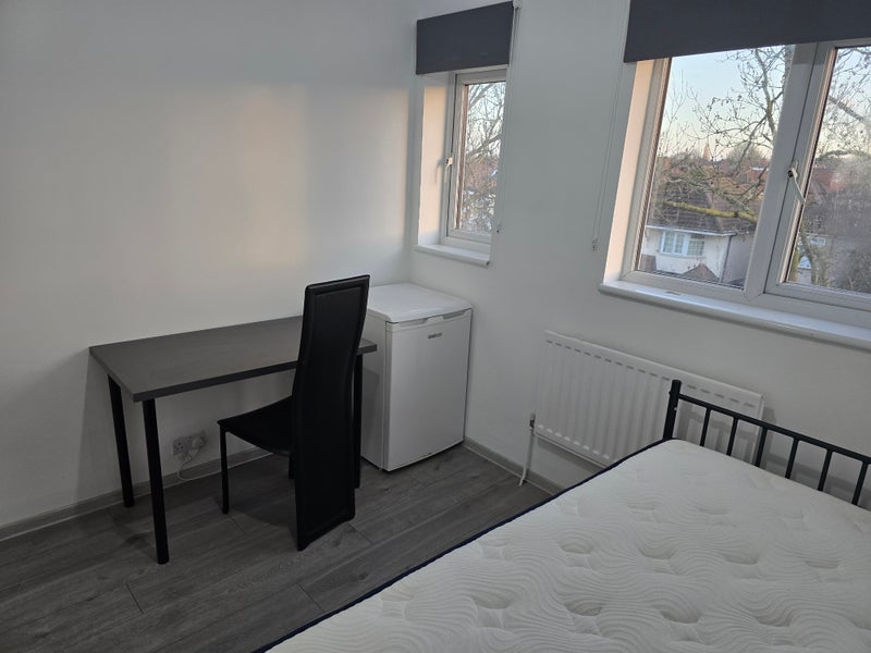 Room Central Road in Greater London