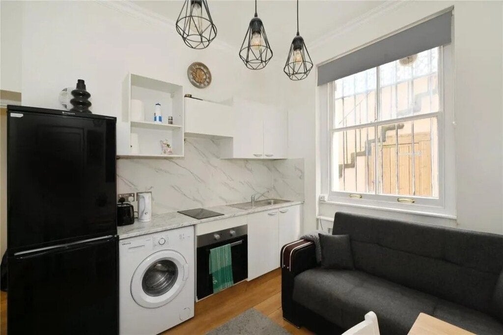 Flat Castletown Road in Greater London