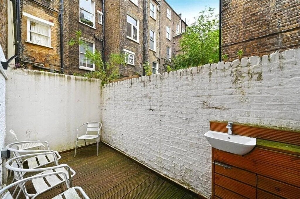 Flat Castletown Road in Greater London