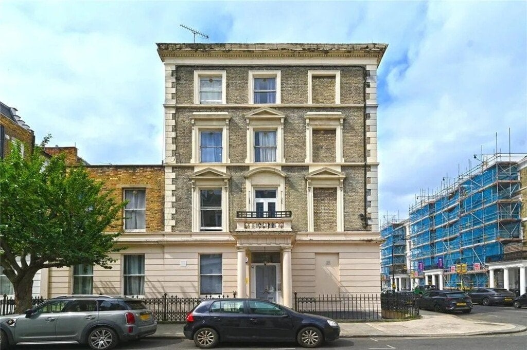 Flat Castletown Road in Greater London