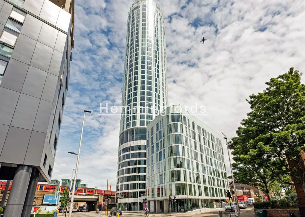 Flat Wyvil Road in Greater London