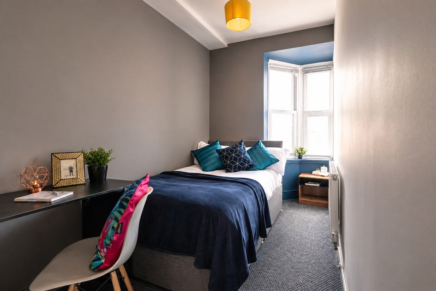 Room Bramley Road in Leicester