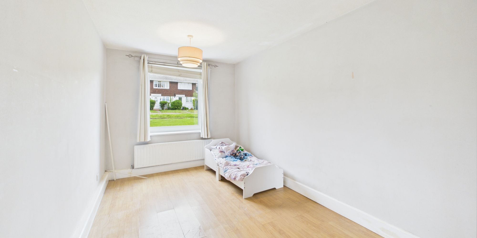 Flat Naldrett Close in Horsham