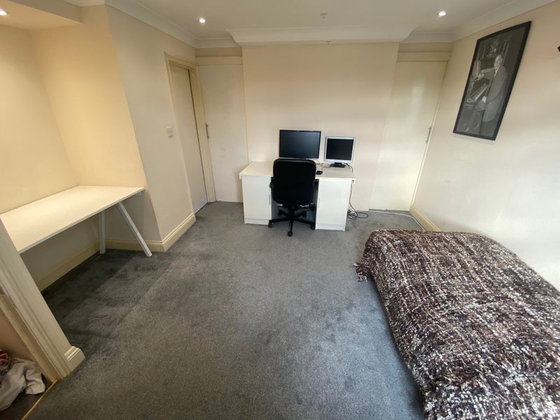 Room Crowther Road in Greater London