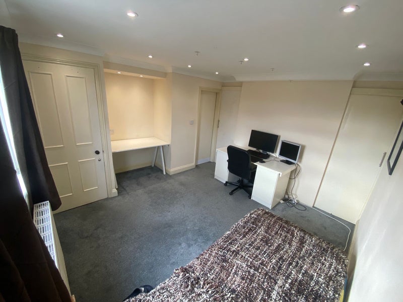 Room Crowther Road in Greater London
