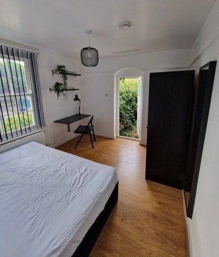 Room Senrab Street in Greater London