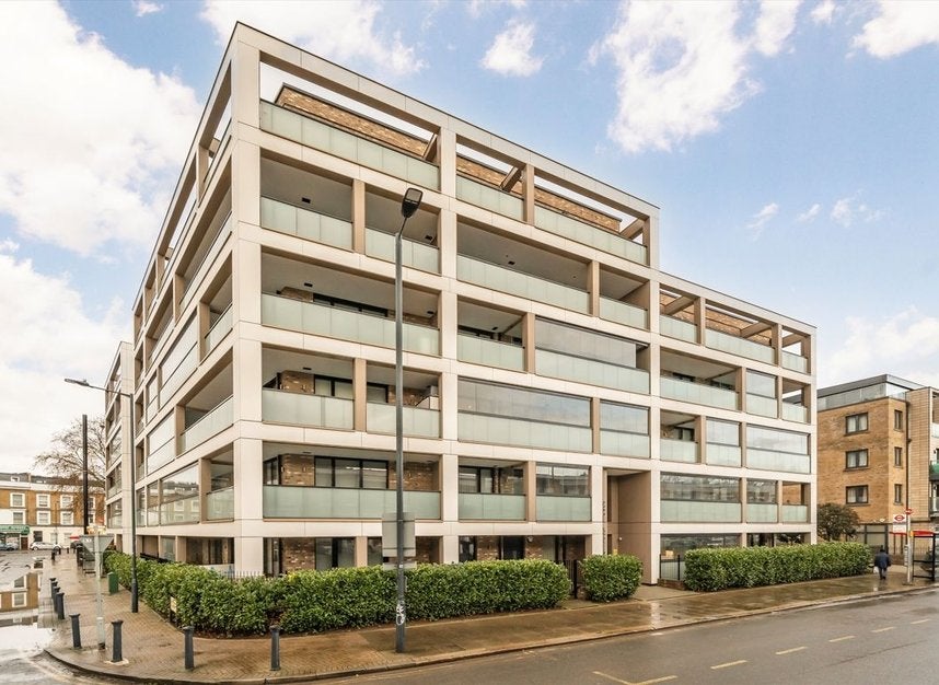 Flat Chippenham Gardens in Greater London