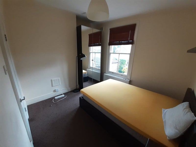 Room Sandrock Road in Greater London
