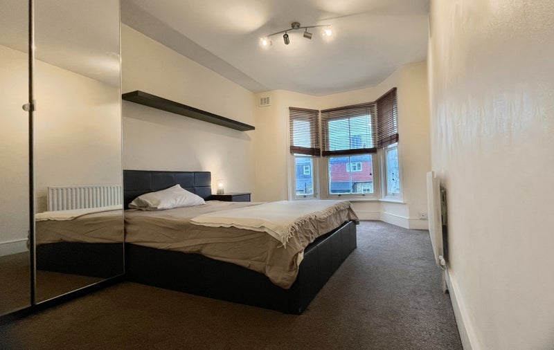 Room Sandrock Road in Greater London