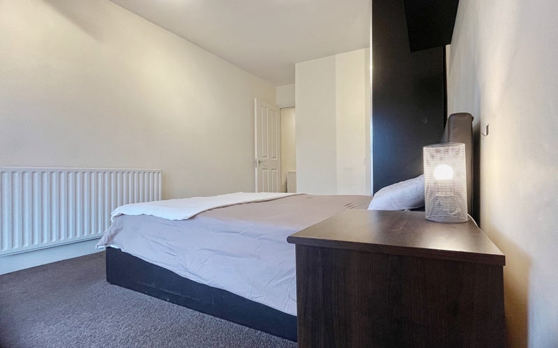 Room Sandrock Road in Greater London