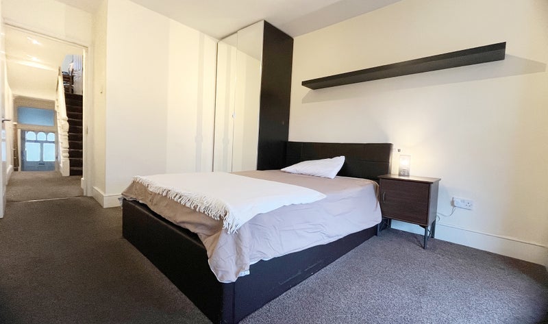 Room Sandrock Road in Greater London