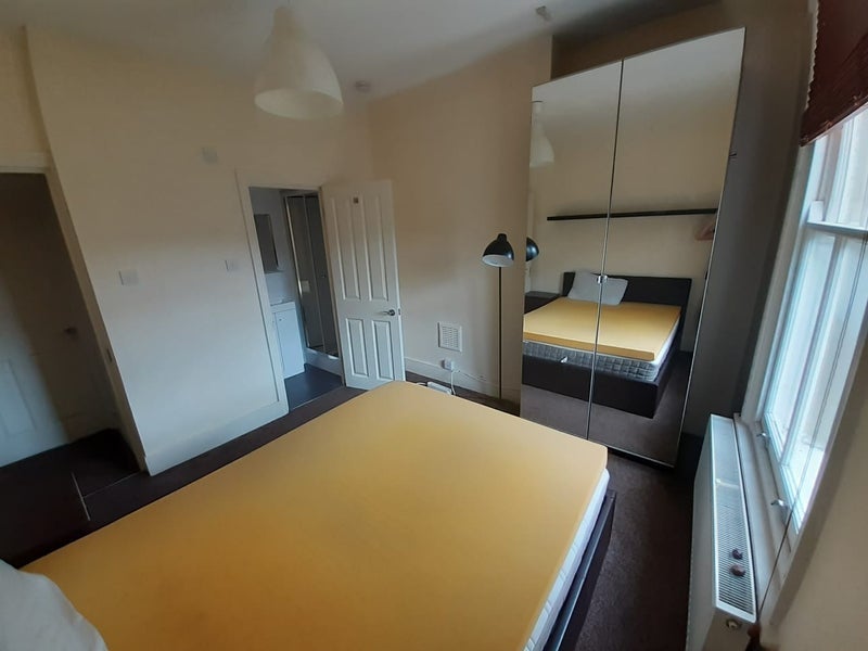 Room Sandrock Road in Greater London