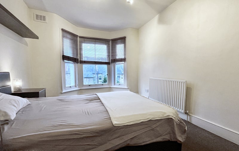 Room Sandrock Road in Greater London