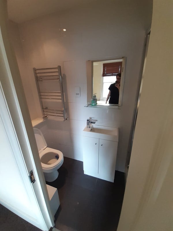 Room Sandrock Road in Greater London