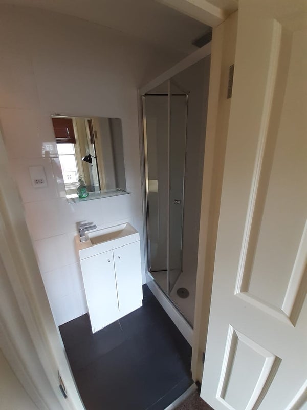 Room Sandrock Road in Greater London