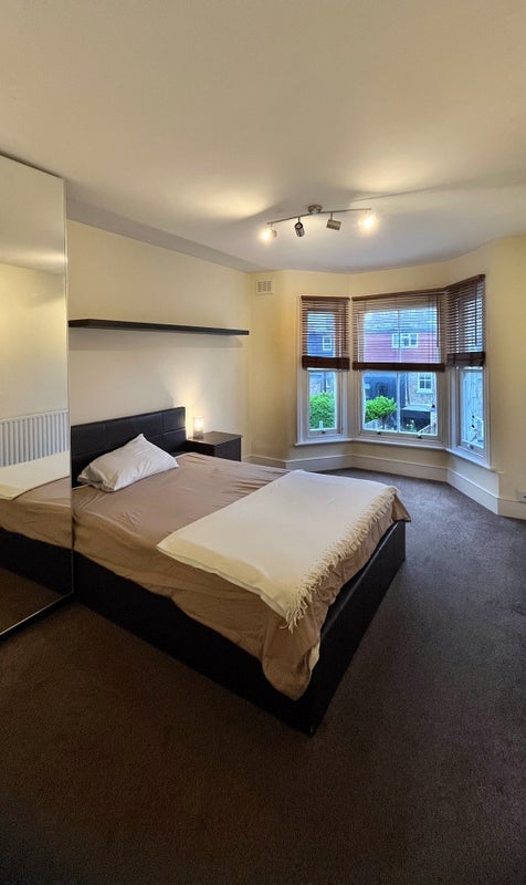 Room Sandrock Road in Greater London