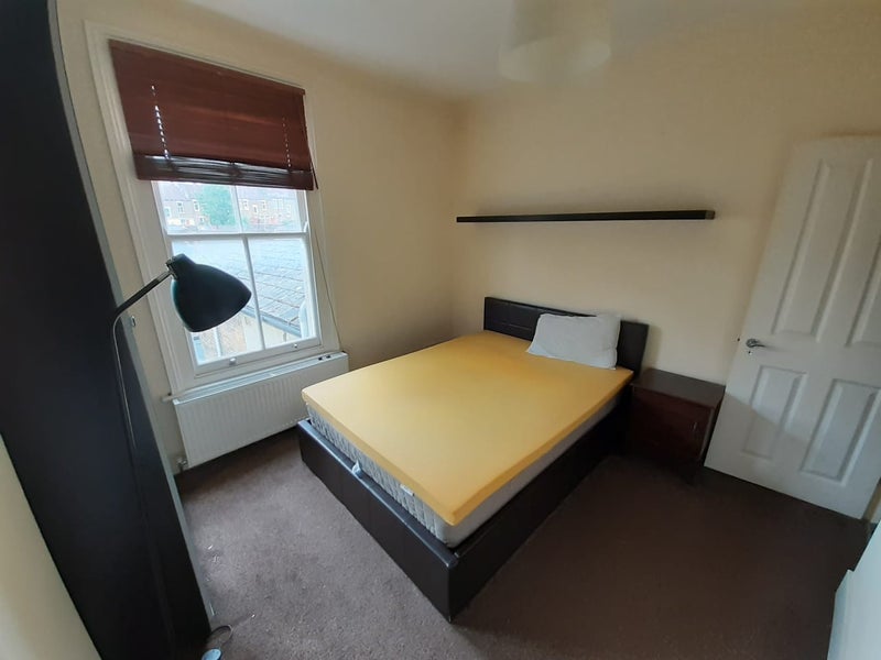Room Sandrock Road in Greater London