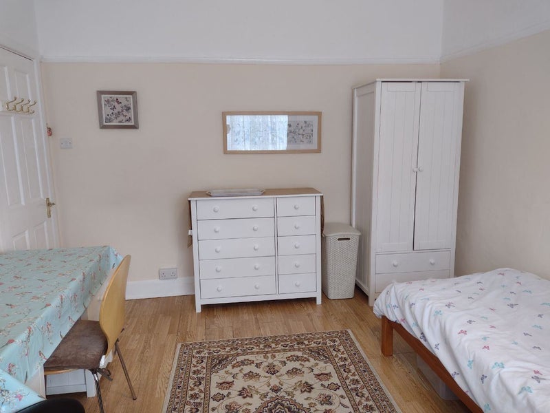 Room Cynthia Road in Poole
