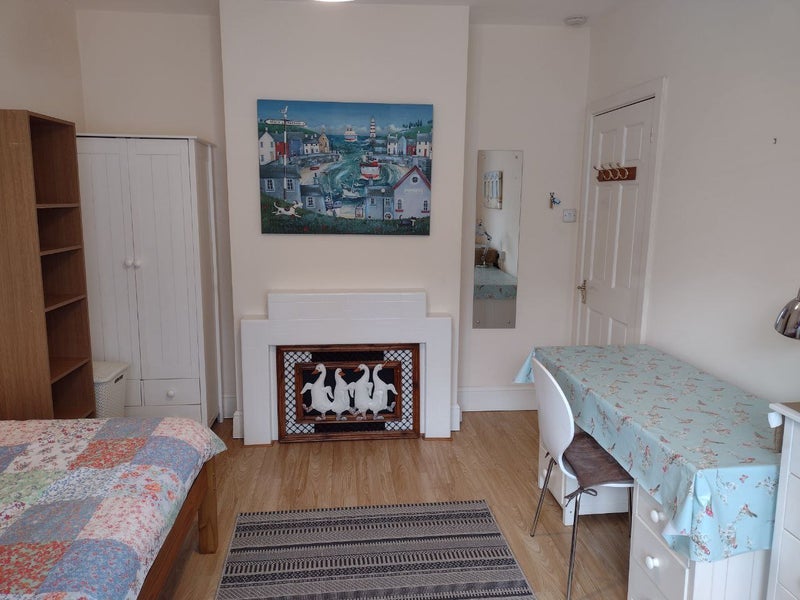 Room Cynthia Road in Poole