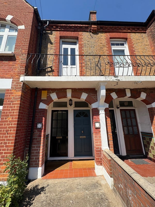 Room Dornton Road in Greater London