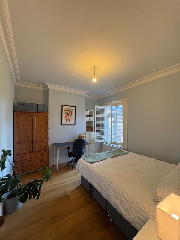 Room Dornton Road in Greater London