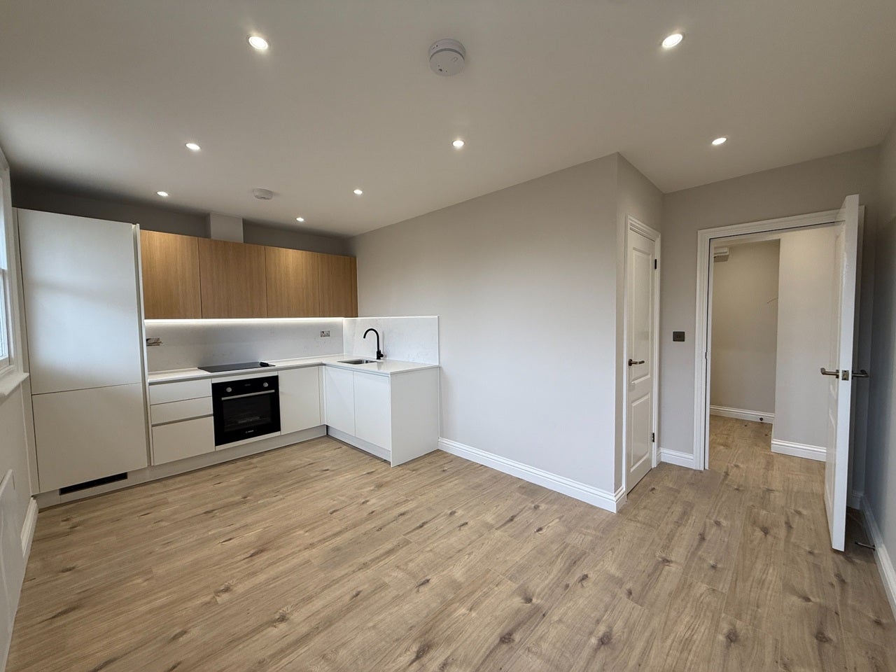 Flat Queen's Road in Greater London