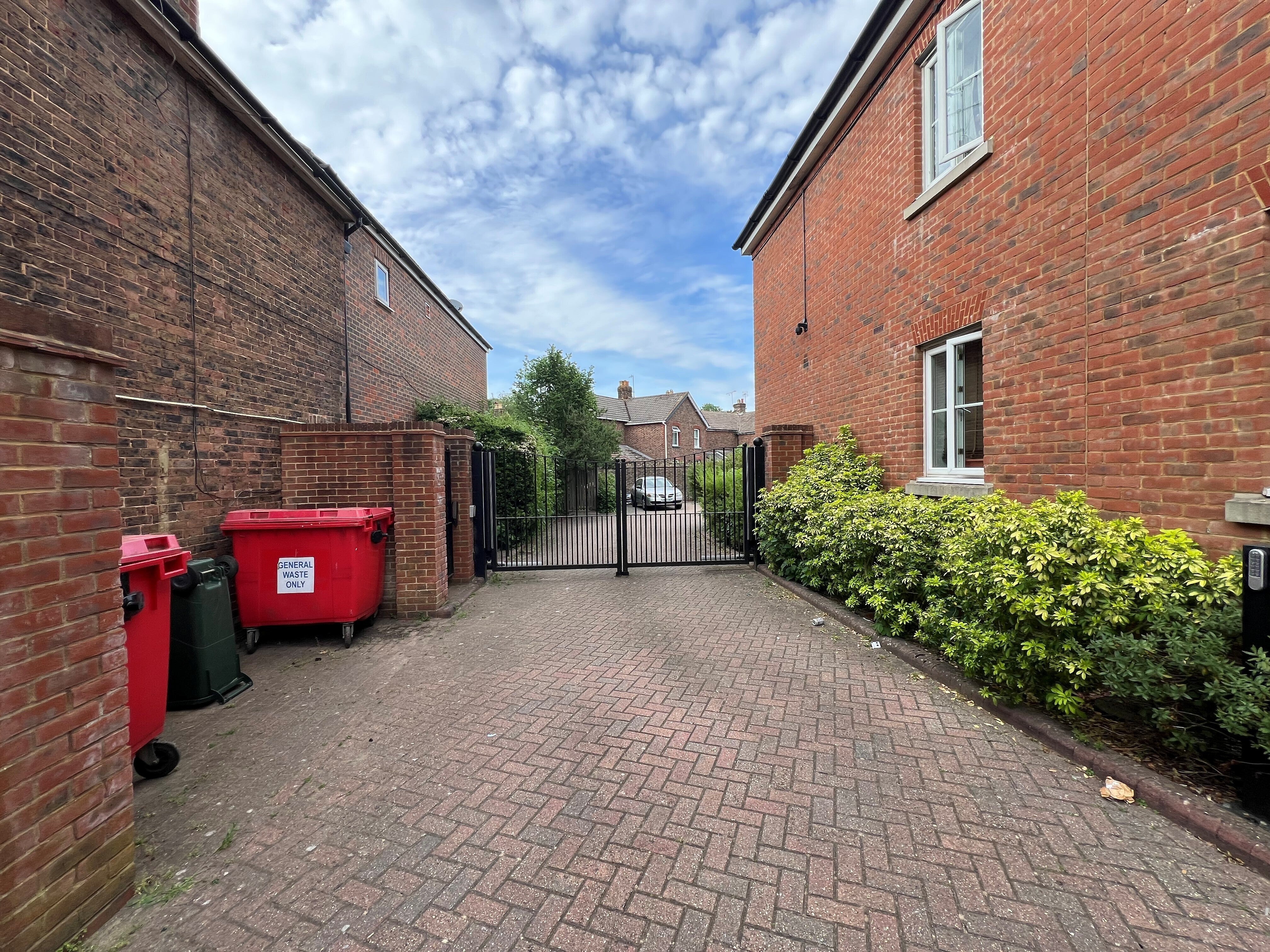 Flat St Peter's Road in Crawley