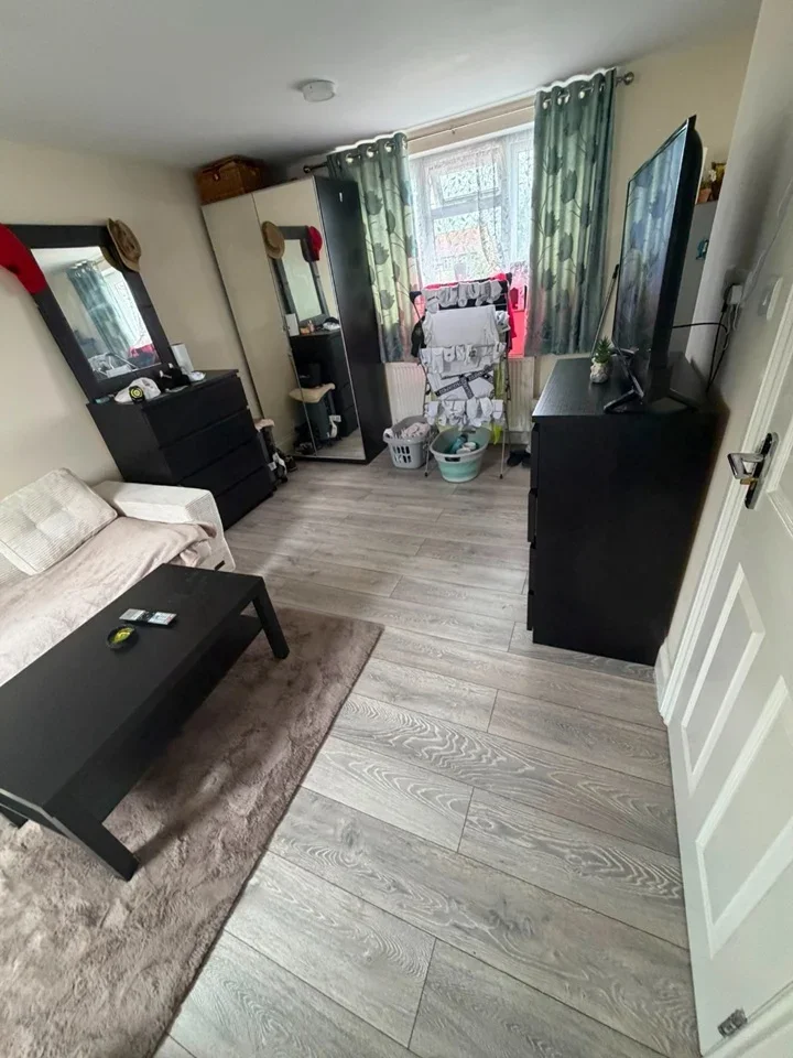 Flat Wycombe Road in Greater London