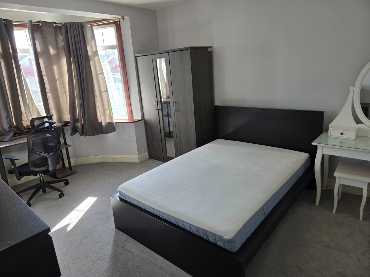 Room Wycombe Road in Greater London
