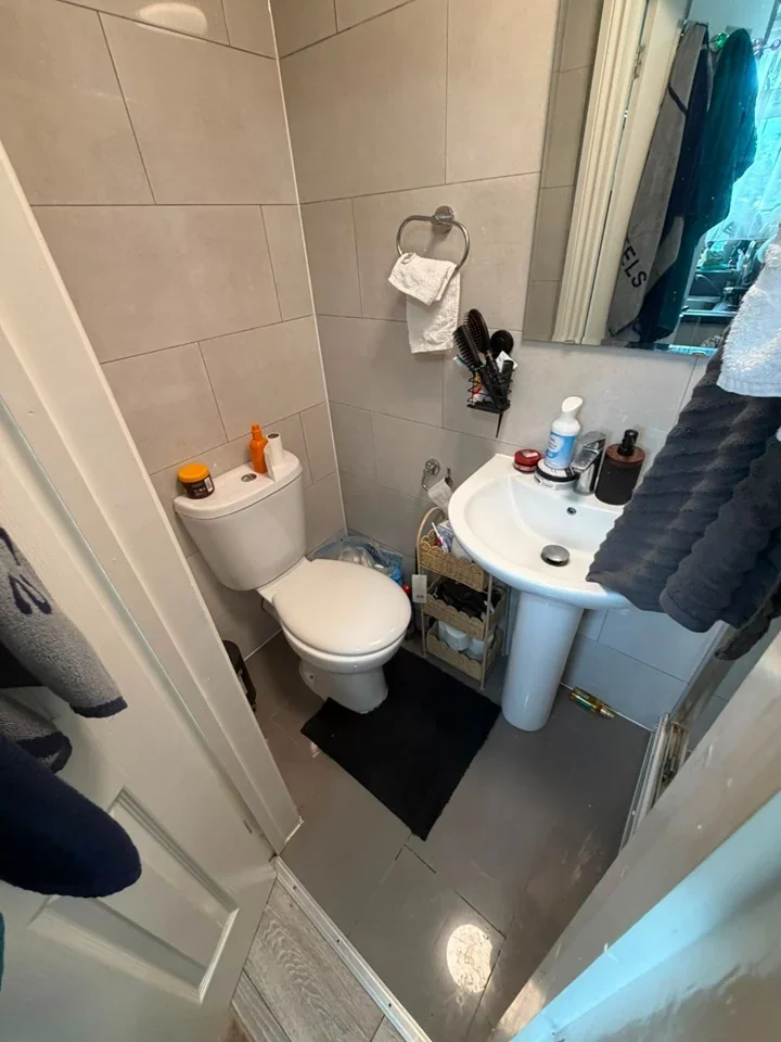 Flat Wycombe Road in Greater London