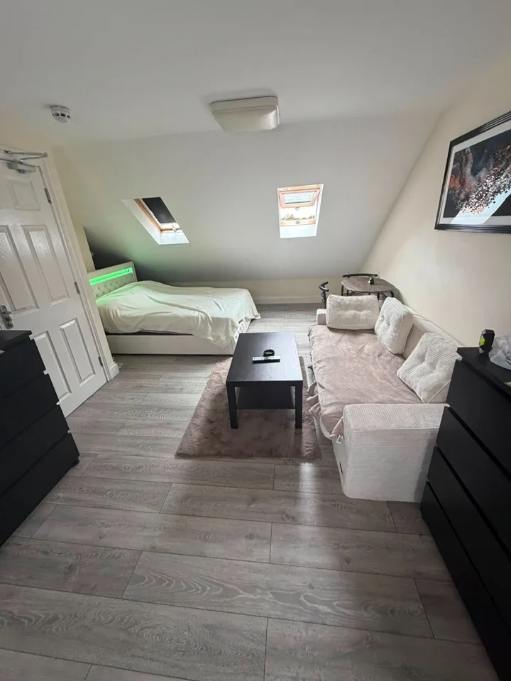 Flat Wycombe Road in Greater London