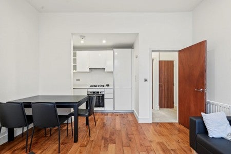 Flat Victoria Road in Greater London