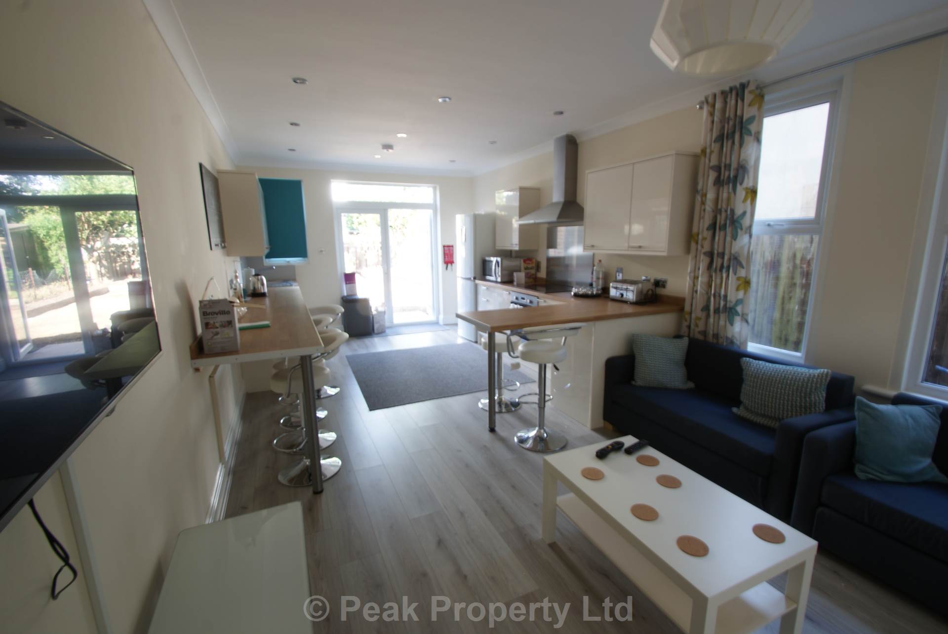 Room Queens Road in Southend-on-Sea