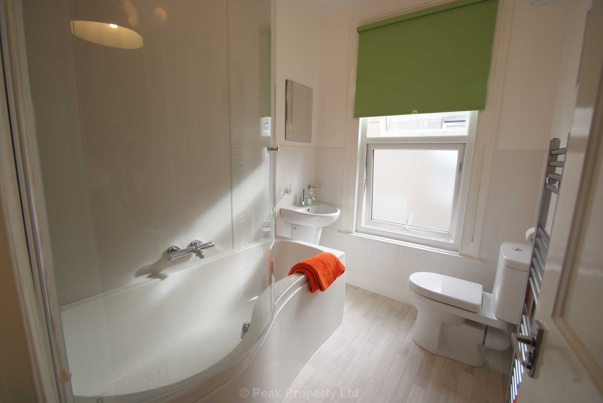 Room Queens Road in Southend-on-Sea