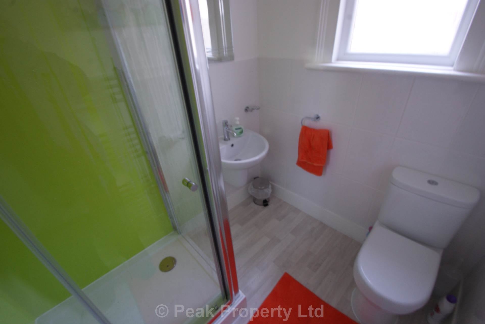 Room Queens Road in Southend-on-Sea