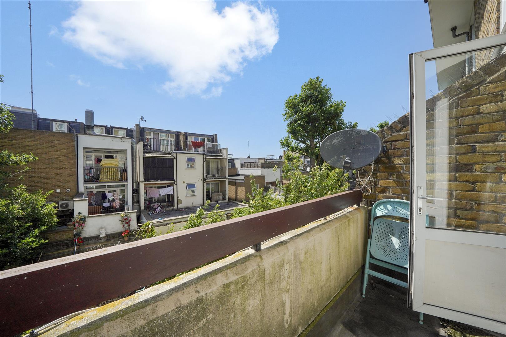 Flat Mile End Road in Greater London
