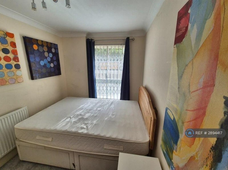 Room Buckle Street in Greater London