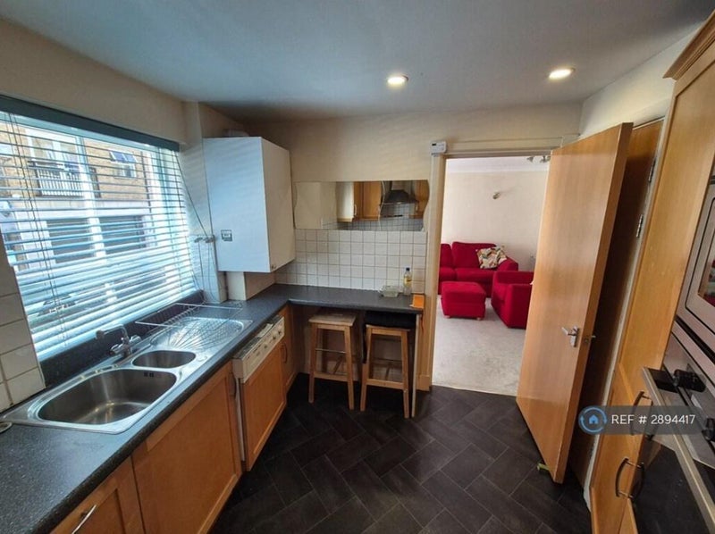 Room Buckle Street in Greater London