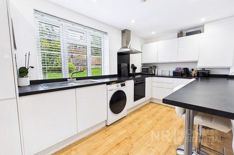Flat Warwick Court in Greater London