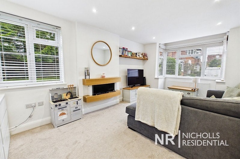 Flat Warwick Court in Greater London