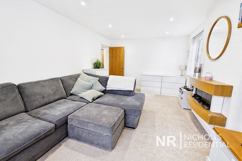 Flat Warwick Court in Greater London