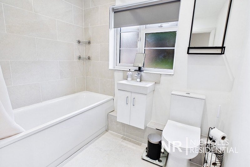 Flat Warwick Court in Greater London