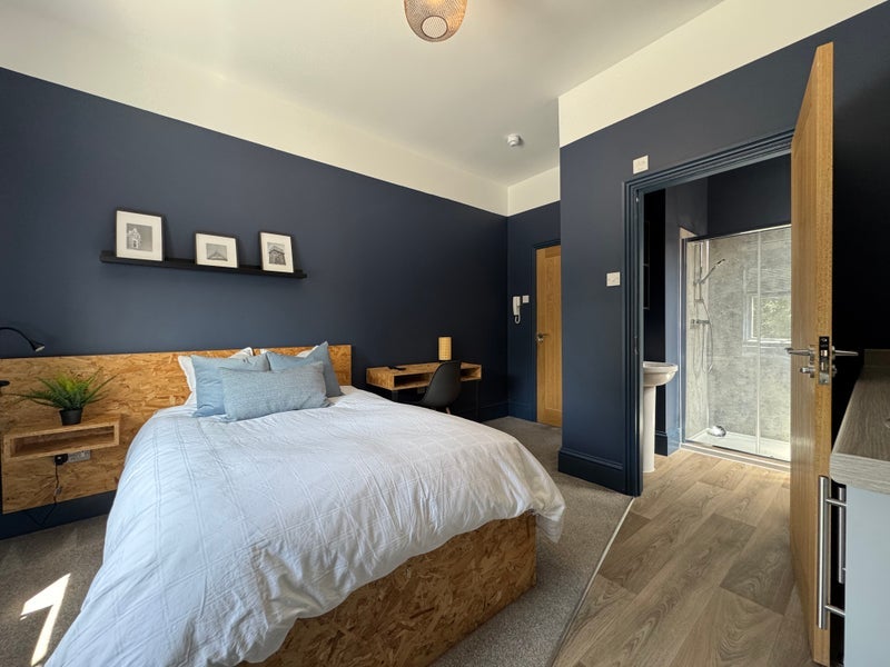 Room Ashley Road in Poole