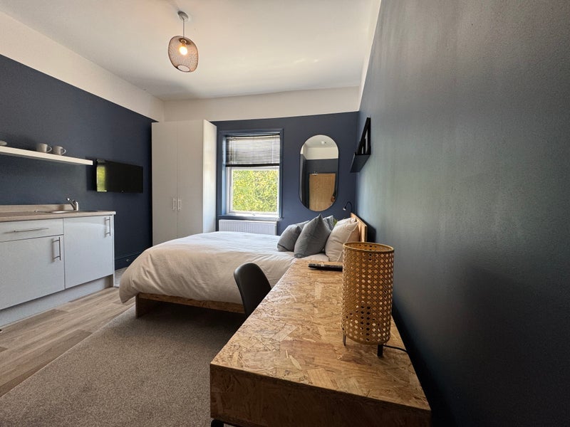 Room Ashley Road in Poole