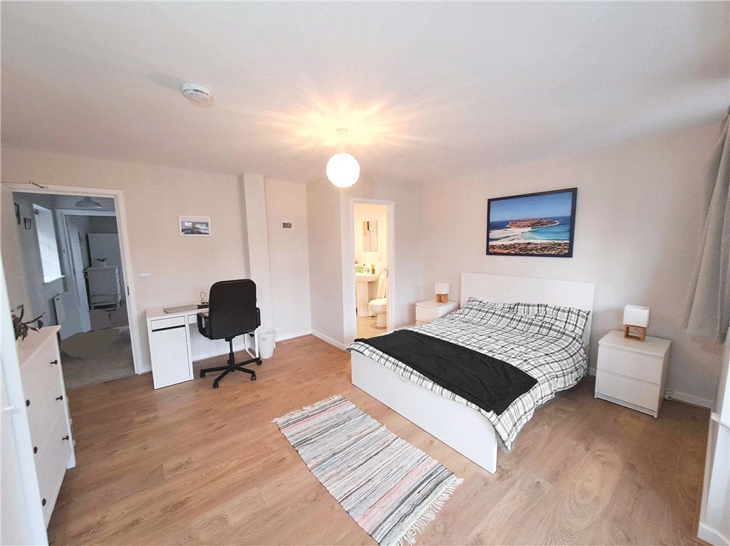 Room Queen Eleanor's Road in Guildford